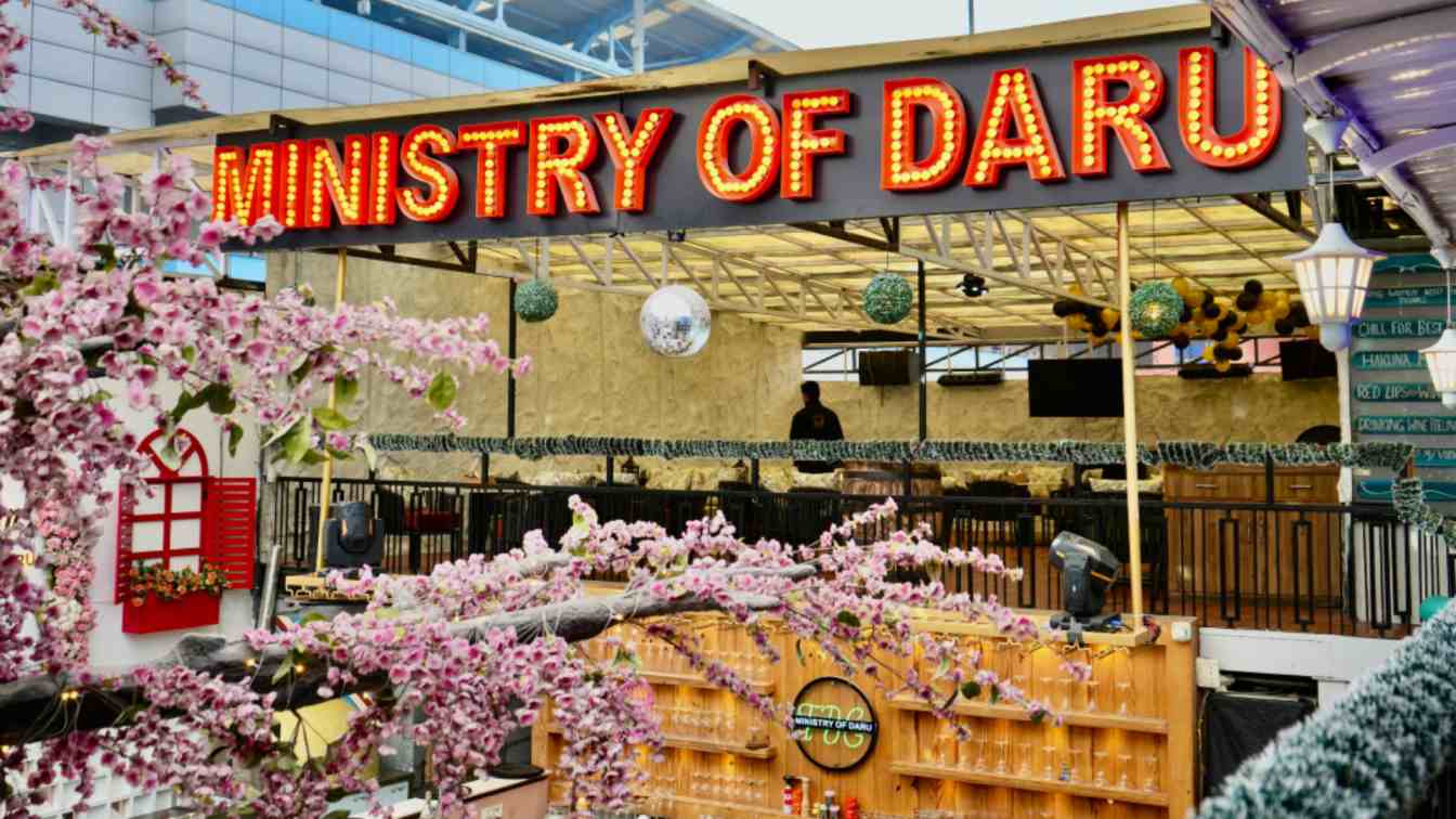 Explore The Best Rooftop Bar Near Me in Noida.